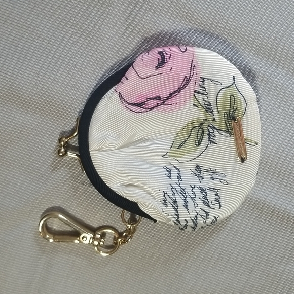 VINTAGE VICTORIA SECRET COIN PURSE -KEY CHAIN CREAME WITH ROSES - Picture 1 of 10